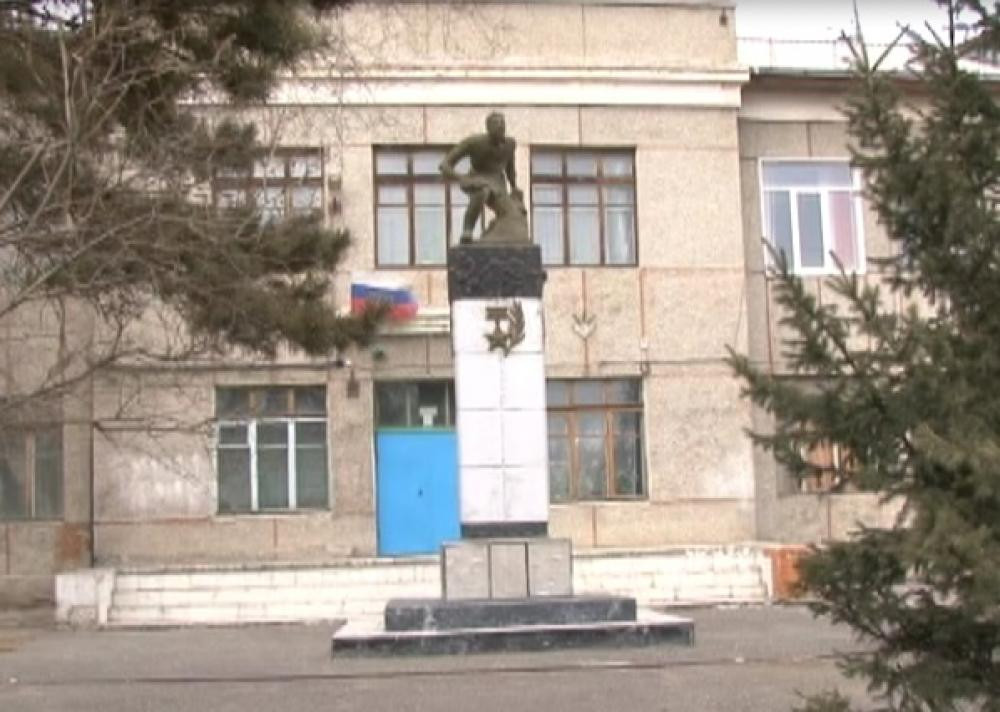 Черногорск, памятник  герою Советского Союза Петру Рубанову у школы №1.